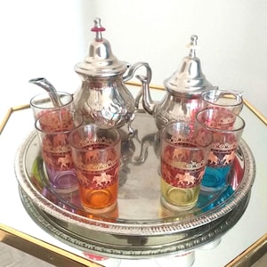Set da Te' Marocco 2 teiere scolpite a mano e 6 bicchieri te' vetro colorato, vintage 80', originale, vassoio placcato argento D-31 cm 9 pz.