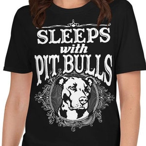 Maglietta Sleeps With Pitbulls / Regalo Pitbull / Maglietta Pitbull / Maglietta unisex Pitbull