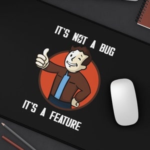 Todd It's Not A Bug It's A Feature RPG Fantasy Bureaumat | Muismat videogame | Gaming-muismat