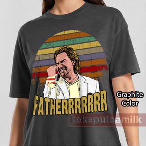 Könnte beinhalten: Ein graphitfarbenes T-Shirt mit einer Grafik eines Mannes in einem weißen Blazer über einem gelben Hemd vor einem Retro-Sonnenuntergang mit horizontalen Streifen. Der Text FATHERRRRRRR ist in großen gelben Buchstaben aufgedruckt.