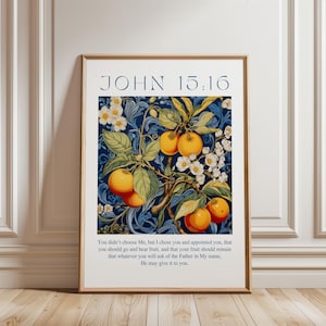 Könnte beinhalten: Ein gerahmter Kunstdruck mit dem Text JOHN 15:16 oben und einem Vers unten. Die zentrale Illustration zeigt orangefarbene Zitrusfrüchte, grüne Blätter und weiße Blüten vor einem dunkelblauen Hintergrund mit wirbelnden Mustern.