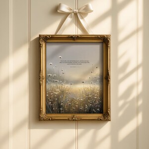 Op de afbeelding: Een rechthoekige, gouden, sierlijke lijst met een print van een veld met witte wilde bloemen in zacht licht. De print bevat de tekst: Trust in the Lord with all thine heart; and lean not unto thine own understanding. In all thy ways acknowledge him, and he shall direct thy paths. Proverbs 3:5-6. Een crèmekleurige lintstrik is aan de bovenkant van de lijst bevestigd.