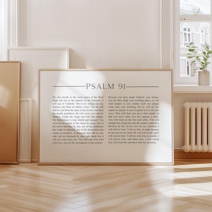 Może przedstawiać: Oprawiony wydruk z tekstem "PSALM 91". Tekst to fragment religijny, prezentowany wyraźną, czytelną czcionką. Rama ma neutralny kolor, pasujący do różnych stylów wnętrz.