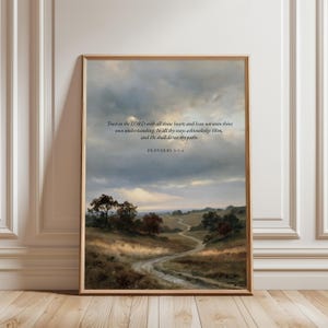 Peut inclure: Une impression d'art murale rectangulaire dans un cadre en bois clair représentant un paysage avec un chemin de terre sinueux à travers des collines sous un ciel nuageux. Le texte indique : Trust in the LORD with all thine heart; and lean not unto thine own understanding. In all thy ways acknowledge Him, and He shall direct thy paths. PROVERBS 3:5-6.