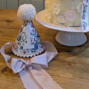 Corona di compleanno Liberty London – Cappello da festa floreale per bambina/bambino – Cappello con pompon in tessuto a fiorellini – Ricordo del primo compleanno del bambino