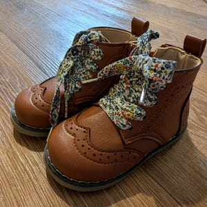 Handgefertigte Liberty London Schnürsenkel | Luxus Floral Schnürsenkel für Erwachsene & Kinder | Einzigartiges Geschenk-Accessoire