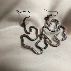 Copper wire earring, rustic irregular dangle jewelry, handmade brutalist design jewel, eye-catching jewellery, hammered, oxidized funky boho