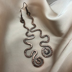 Minimalist one line earring, wavy and spiral long statement jewelry, copper wire wrapped earring, earthy geometric boho jewellery, artistic