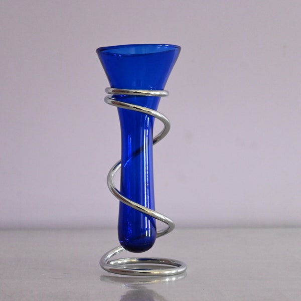 Petit vase bleu en verre et métal chromé