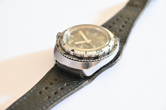 Montre Automatique Vintage Lip Dauphine - Cadran Blanc, Bracelet Rouge, Dorée