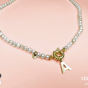 Delicada gargantilha de pérolas prateadas. Colar personalizado com letras minúsculas e pérolas. Colar de pérolas verdadeiras de água doce com fecho de marinheiro. Colar de alfabeto.