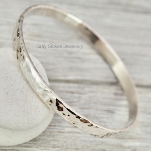 Puede incluir: Un brazalete de plata martillado. Gray Stokes Jewellery.