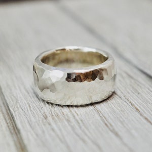 Anillo de plata esterlina martillado grueso hecho a mano