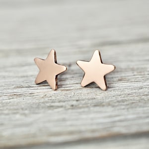 Puede incluir: Un par de pendientes de estrella de oro rosa.