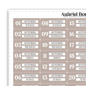 Può includere: Un foglio di adesivi rettangolari per settembre 2026, con il testo Aubriel Boutique. Ogni adesivo mostra una data da 01 a 30, il mese di settembre e il giorno della settimana corrispondente in una combinazione di colori tortora e bianco.