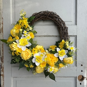 Daffodil Wreath For Front Door, Yellow Spring Wreath, March Birth Flower Wreath, Yellow Peony Wreath, Yellow and White Cottage Wreath