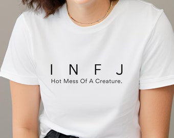 Pode incluir: Camiseta branca com texto preto que diz "INFJ Hot Mess Of A Creature."