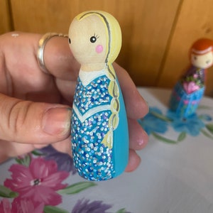 Hand-Painted Frozen Peg Dolls: Elsa and Anna Cake Topper image 3