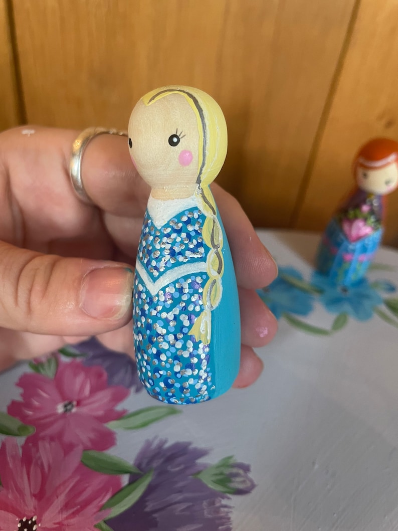 Hand-Painted Frozen Peg Dolls: Elsa and Anna Cake Topper image 3