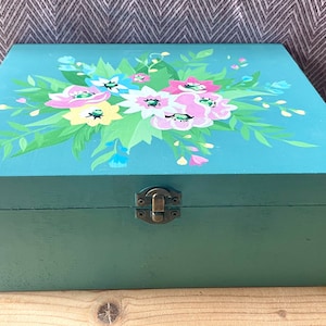Vrolijke handgeschilderde opbergdoos met bloemen. Ideaal voor sieraden, opbergdoos, herinneringsdoos of gewoon als decoratieve toevoeging aan je huis.