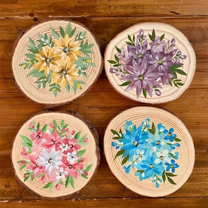 Fyra pack rustika handmålade blommiga träskivor i trä. Bordsunderlägg. Heminredning. Blommig dekor. Underlägg