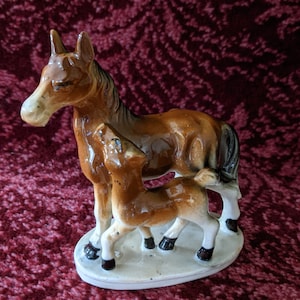 Estatueta vintage de cavalo e potro Bone China Japão