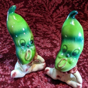 Vintage Anthropomorphic Green String Bean Salt & Pepper Shakers Ceramic Japan