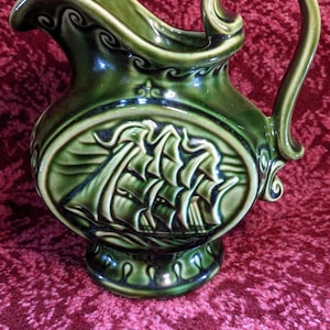 Jarra de cerámica McCoy vintage con glaseado de aguacate, diseño de velero, EE. UU.