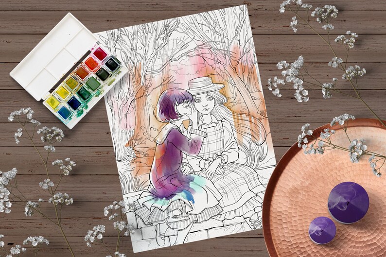 Puede incluir: Un dibujo en blanco y negro de dos chicas susurr&aacute;ndose en un entorno de bosque. El dibujo est&aacute; sobre un fondo blanco y tiene lavados de acuarela rosa, naranja y marr&oacute;n.
