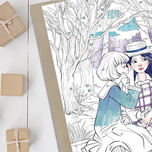 Puede incluir: Dos chicas con el pelo largo est&aacute;n de pie en un bosque nevado. Una chica lleva un vestido azul y blanco y un sombrero blanco. La otra chica lleva un vestido a cuadros y un sombrero blanco. Las chicas se susurran cosas.