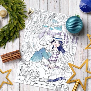 Puede incluir: Una p&aacute;gina para colorear en blanco y negro con dos chicas con ropa de invierno. Una chica le susurra al o&iacute;do a la otra. El fondo es un bosque nevado con &aacute;rboles y un cielo azul.