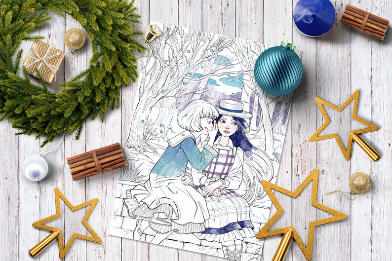 Puede incluir: Una p&aacute;gina para colorear en blanco y negro con dos chicas con ropa de invierno. Una chica le susurra al o&iacute;do a la otra. El fondo es un bosque nevado con &aacute;rboles y un cielo azul.