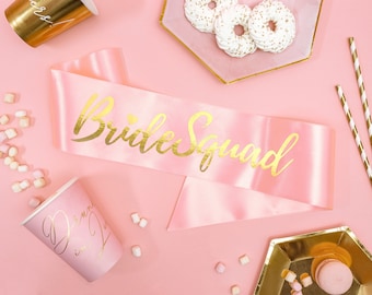 Écharpe en satin rose Bride Squad : Shower de bébé pour un enterrement de vie de jeune fille