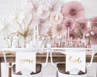 Stoelborden bruid en bruidegom met gouden letters: rustiek bruiloftsdecor