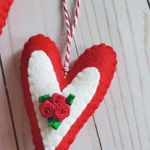 Felt heart with bouquet of roses, Hand sewn and decorated,Valentine&#39;s hearts, Hanging ornament, Valentine&#39;s day decoration, Valentine&#39;s gift