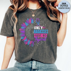 Solo i tosti non hanno la camicia della tiroide, la chirurgia di rimozione della tiroidectomia del nastro di girasole T-shirt della famiglia di sostegno del guerriero sopravvissuto al cancro