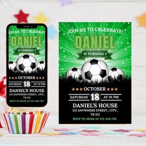 Peut inclure: Une invitation d'anniversaire sur le thème du football, avec un design vert et noir. L'invitation comprend le nom "Daniel", l'âge "5", la date, l'heure et l'adresse. Un smartphone affiche la même invitation.