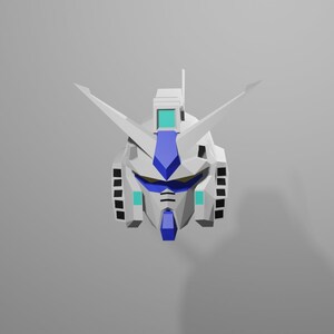 Puede incluir: Una cabeza de robot blanca y azul con un casco puntiagudo y una visera azul. La cabeza del robot est&aacute; sobre un fondo blanco.