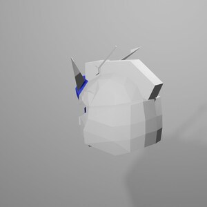 Puede incluir: Un modelo 3D geom&eacute;trico blanco de una cabeza de robot con un acento azul en la parte delantera.