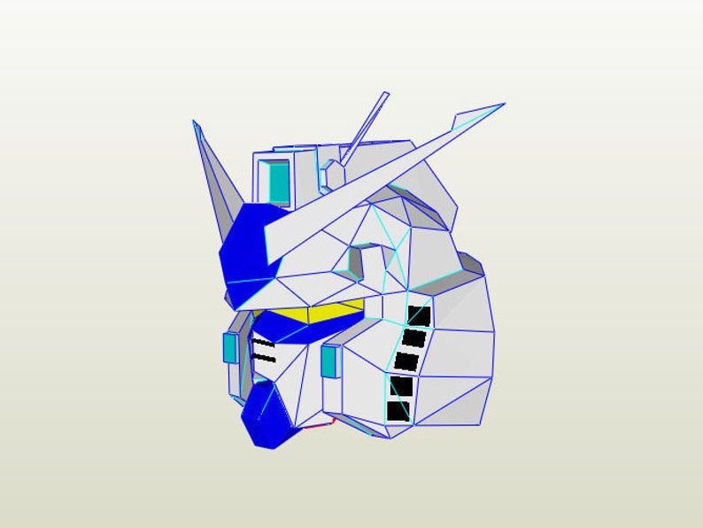 Puede incluir: Un modelo de papel de cabeza de robot blanco, azul y amarillo. El modelo est&aacute; hecho de papel doblado y tiene un dise&ntilde;o detallado.