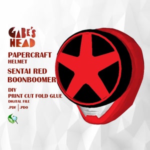 Puede incluir: Un casco de papel Sentai Red Boonboomer rojo y negro. El casco presenta una gran estrella roja en la parte delantera, con el texto "Gabe's Head" y "Papercraft Helmet" visibles. El diseño es para un proyecto de bricolaje, con instrucciones para imprimir, cortar, doblar y pegar.