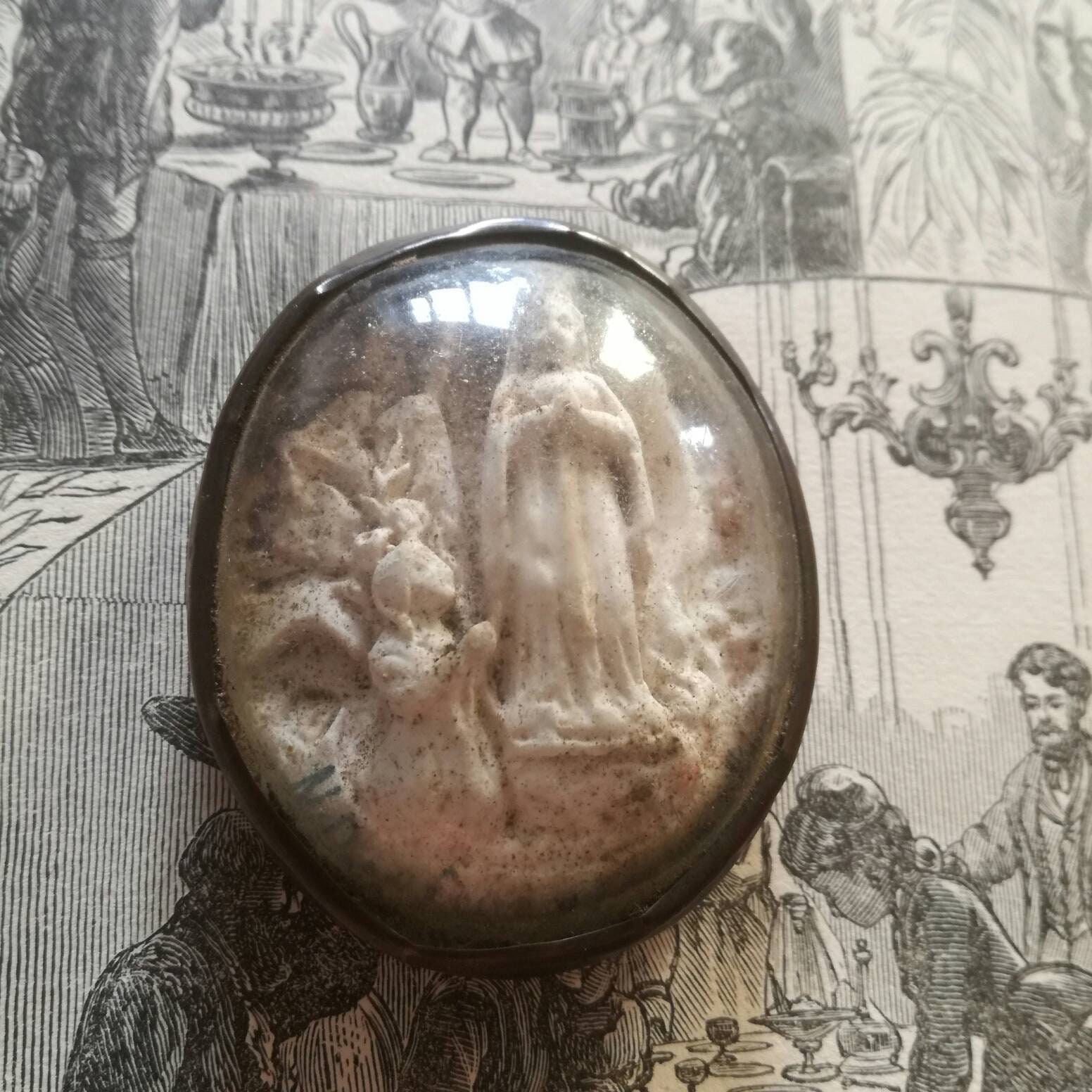 Reliquaire Antique, Plaque Ovale Religieuse à Patine Ternie, Figure en Plâtre Blanc, Vierge Marie