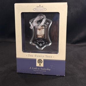 Hallmark 2002 Keepsake Family Tree Ornament "A Link to Yesterday" Photo Holder