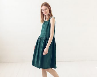 Robe en lin vert émeraude : coupe trapèze midi avec poches