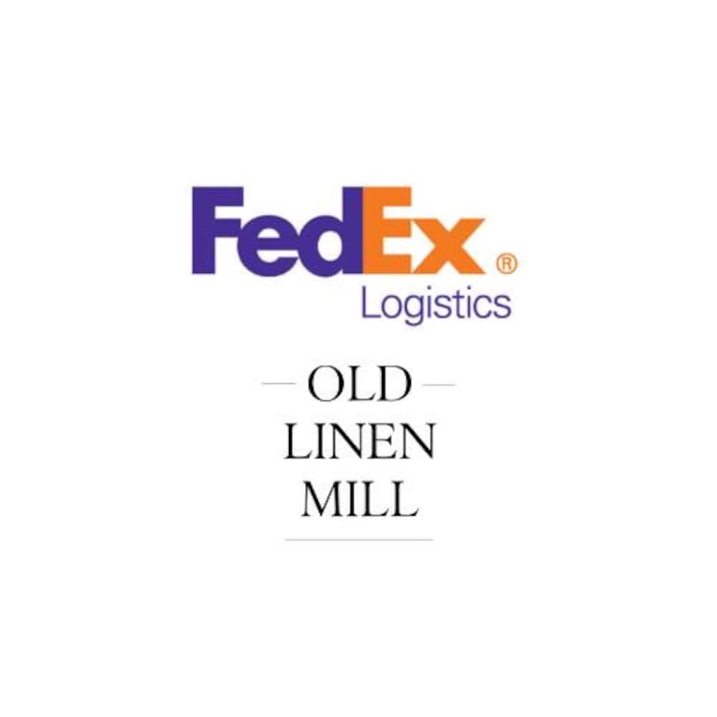 Puede incluir: Logotipo de FedEx Logistics en morado y naranja con el texto "OLD LINEN MILL" debajo.
