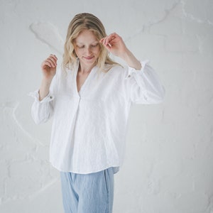 Übergroße Leinenbluse: V-Ausschnitt, lockere Passform, Kokosnussknopfmanschette