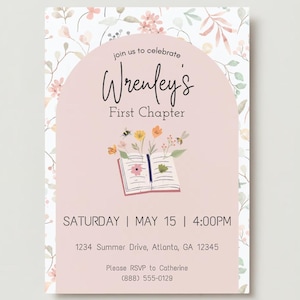 Puede incluir: Una invitación floral rosa y blanca con una ilustración de libro y el texto "join us to celebrate Wrenley's First Chapter" y "SATURDAY | MAY 15 | 4:00PM". La invitación también incluye la dirección "1234 Summer Drive, Atlanta, GA 12345" y la información RSVP "Please RSVP to Catherine (888) 555-0129".