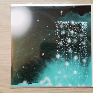Cascade cosmique, carte de voeux d'anniversaire. Des coeurs et des étoiles se déversant dans l'espace. Magique et mystique. Carte carrée vierge