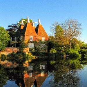 Quadratische blanko Geburtstagskarte. Oast House Reflections, Fluss Medway, Kent Landschaft.