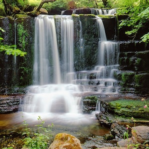 Cascata, Swaledale, Yorkshire. Biglietto d'auguri di compleanno quadrato vuoto.